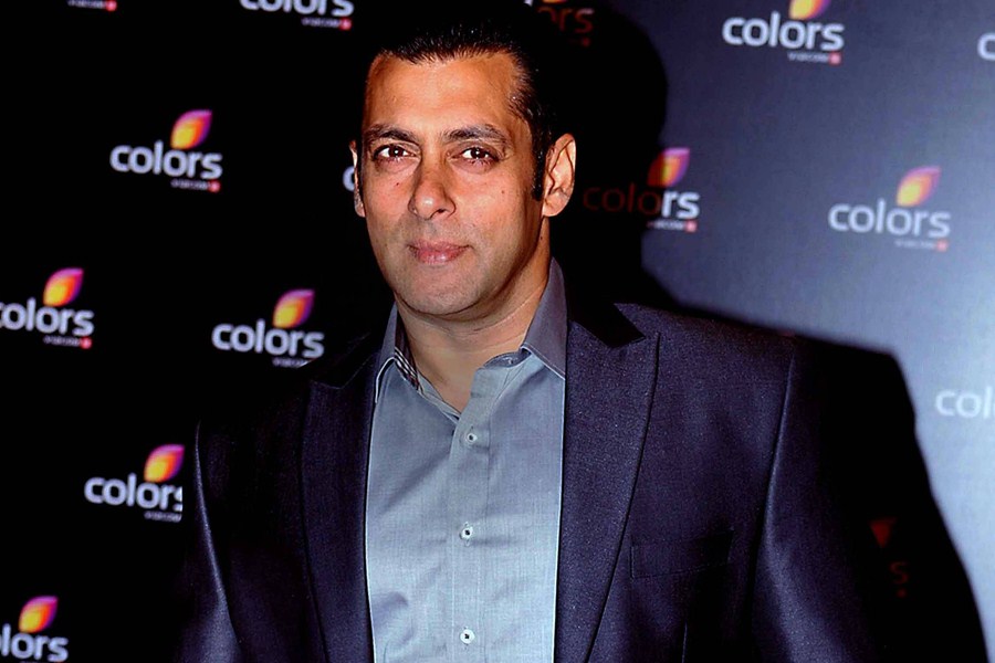 Salman Khan Meets Bollywood Mates on the Sets of Bigg Boss