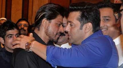 Shahrukh Khan Hugs Salman Khan at Jab Tak Hai Jaan Premiere
