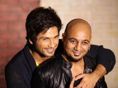 Shahid Kapoor Given Haircut On Camera By Aalim Bollywood Bubble