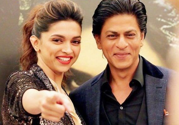 Shahrukh Khan looking cute with deepika padukone