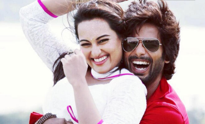 Shahid Kapoor-Sonakshi Sinha watch 'R... Rajkumar' in Chandan theatre stall