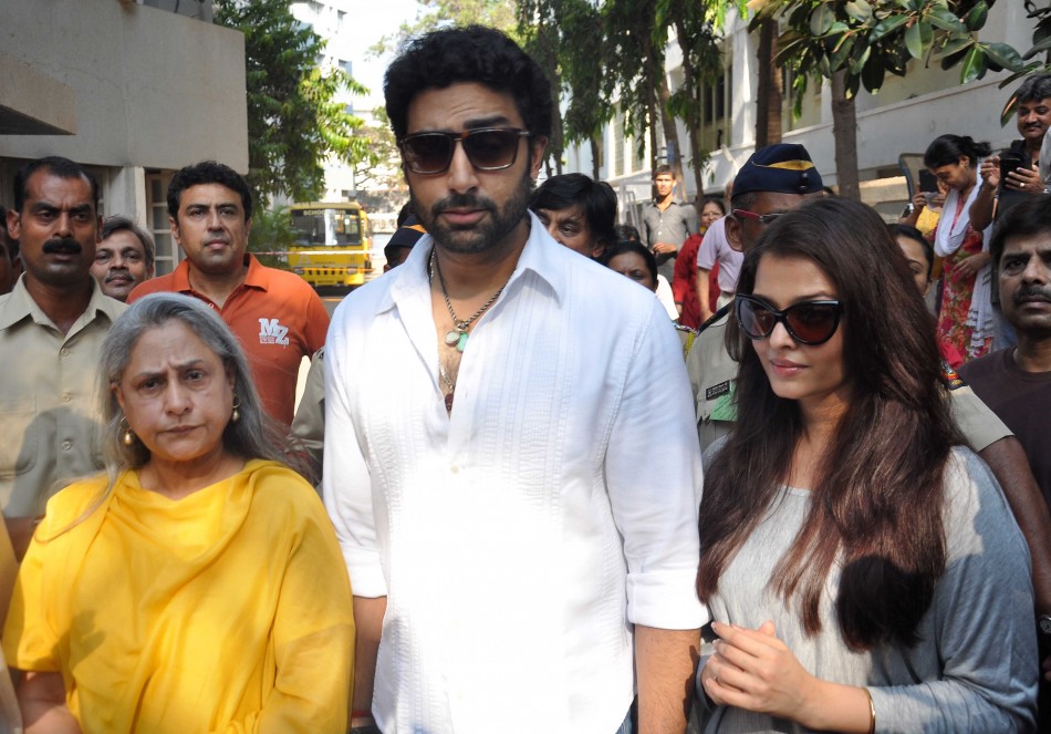 Breaking News - Aishwarya Rai Bachchan is pregnant again