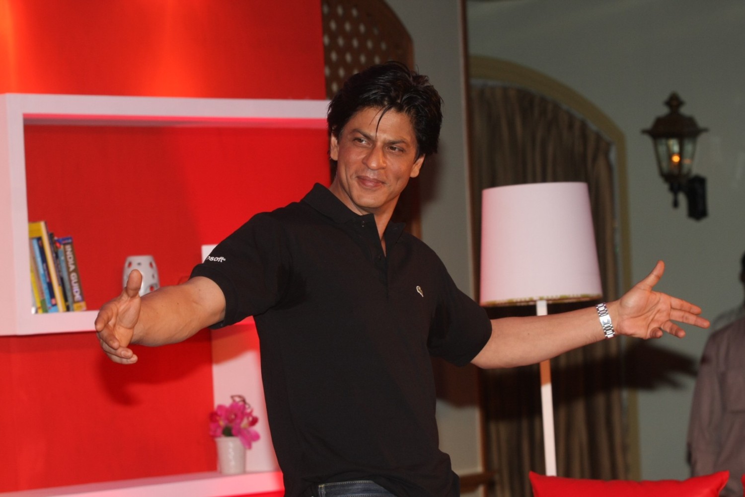 Shah Rukh Khan wears black suit for Delhi event, fans call him 'so dashing'  | Bollywood - Hindustan Times