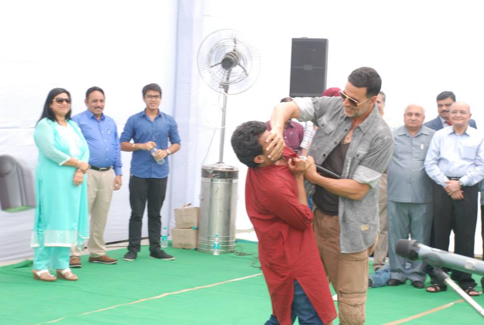 Akshay Kumar promotes 'Gabbar Is Back' through street