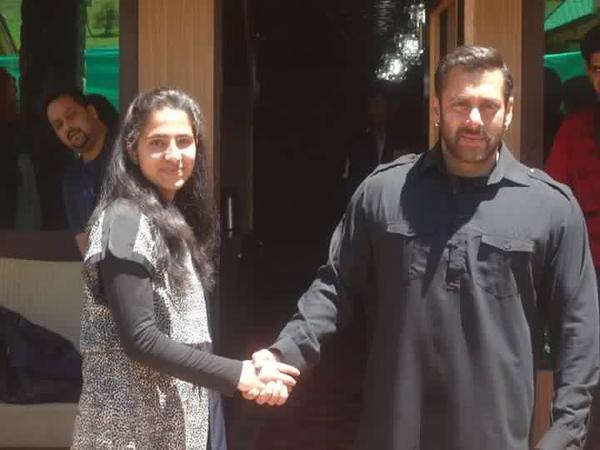 Exclusive Pictures - Salman Khan in Kashmir Shooting for Bajrangi Bhaijaan
