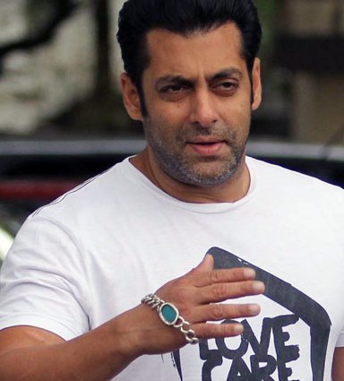 Salman Khan hands over his Feroza Bracelet to his Sisters | Bollywood ...