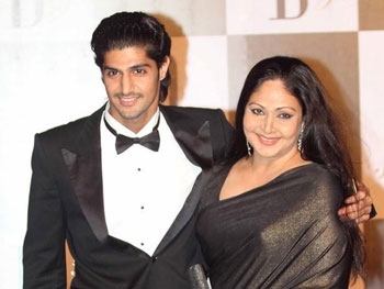 Tanuj Virwani with his mom Rati Agnihotri.