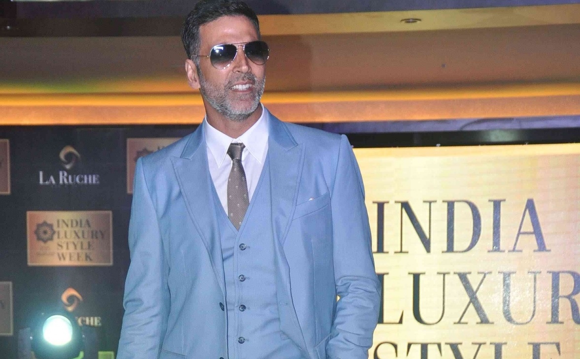 Akshay Kumar avoids question on Twinkle Khanna-Chetan Bhagat's Twitter Wa