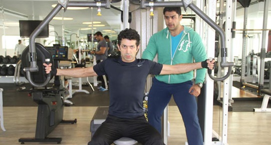 Rahul Bhatt trains Kunal Kohli in the gym
