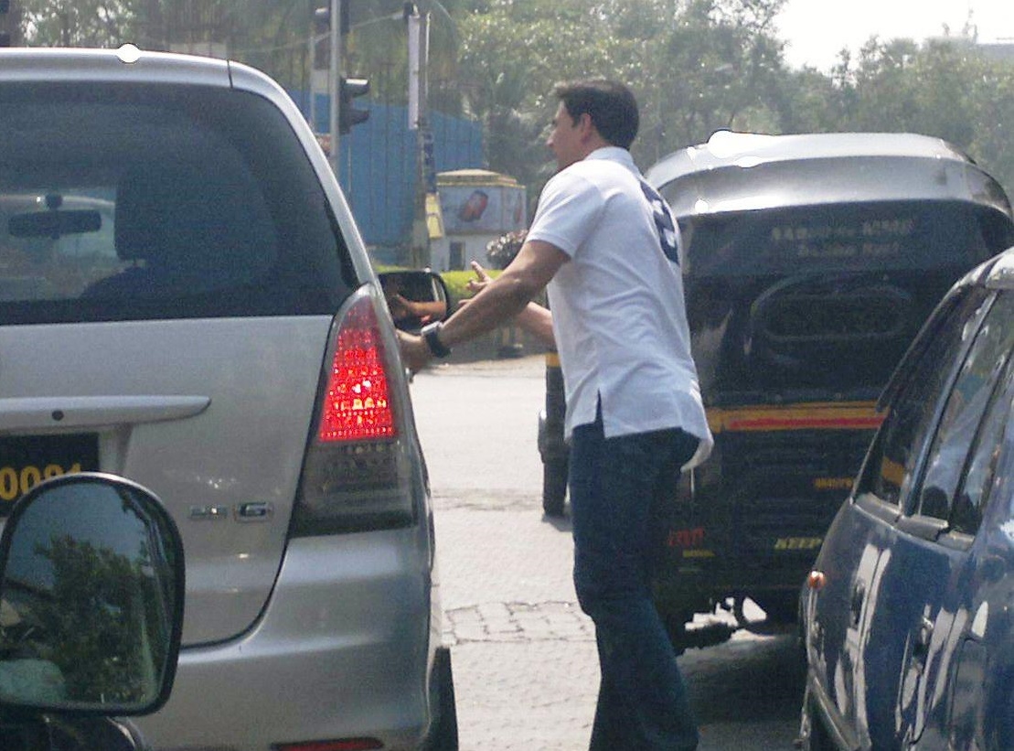 Akshay Kumar stopping a car at a signal