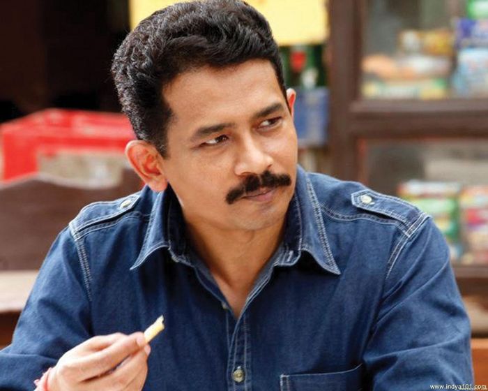 Atul Kulkarni smiling