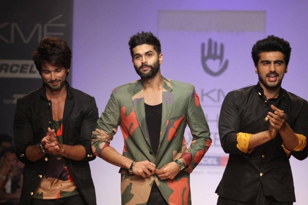 Shahid Kapoor Arjun Kapoor walking the ramp