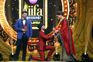 OMG: Ranveer Singh goes down on his knees for Deepika Padukone
