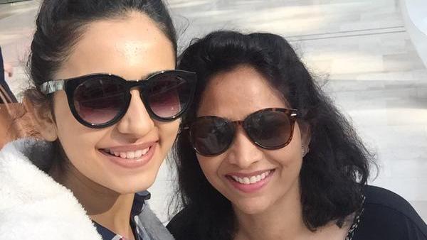 Rakul Preet Singh with mom