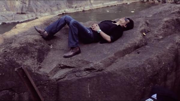 Shah Rukh Khan from Dilwale Sets