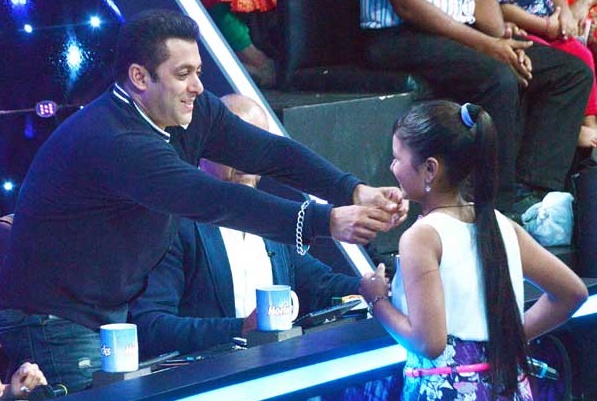 Salman Khan gifting locket on Indian Idol Junior