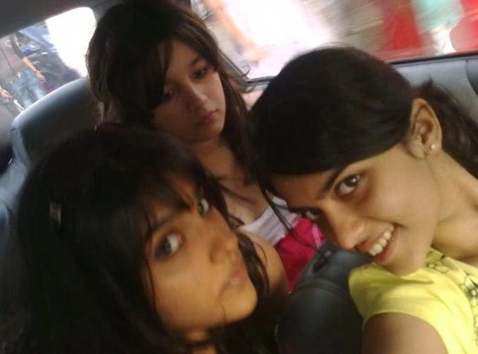 Rare picture Alia Bhatt with her friends.