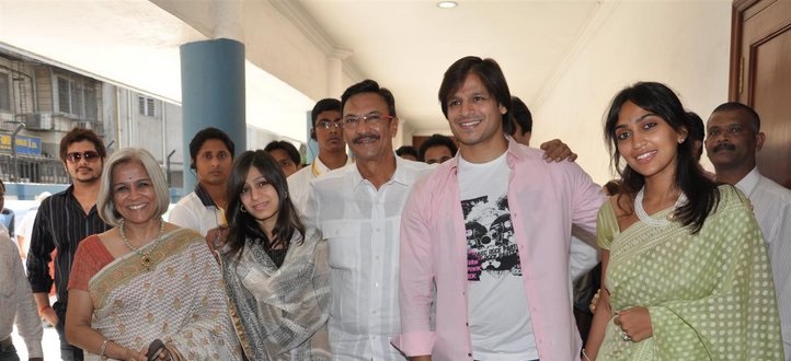 Vivek Oberoi live with family