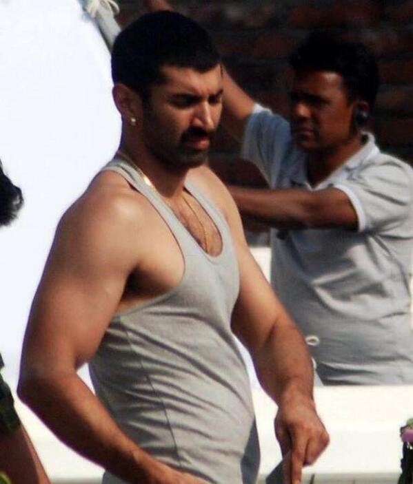 Aditya Roy Kapur ear stud