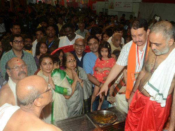 Vidya Balan seeking blessing on the occasion of 'Ganesh Chaturthi'
