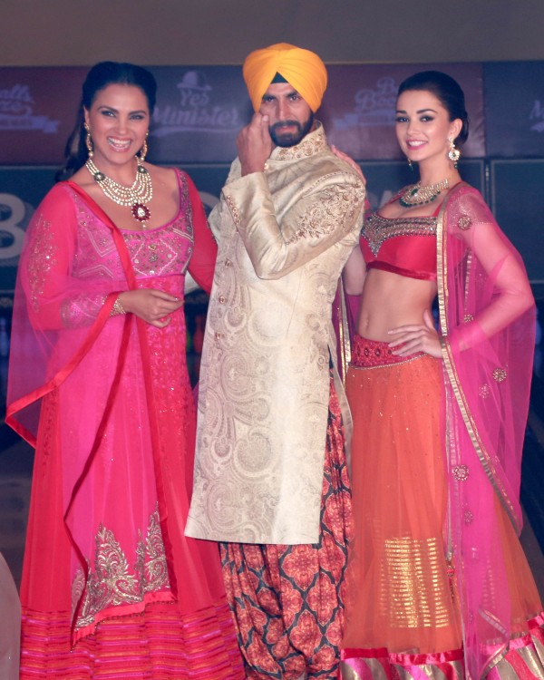 Akshay Kumar - Lara Dutta and Amy Jackson