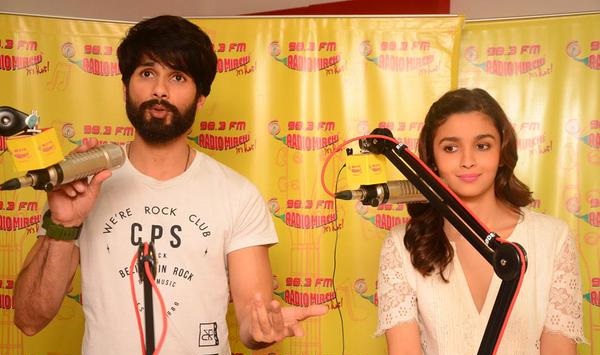 Shahid Kapoor & Alia Bhatt turn RJs