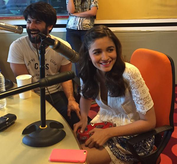 Shahid Kapoor & Alia Bhatt turn RJs