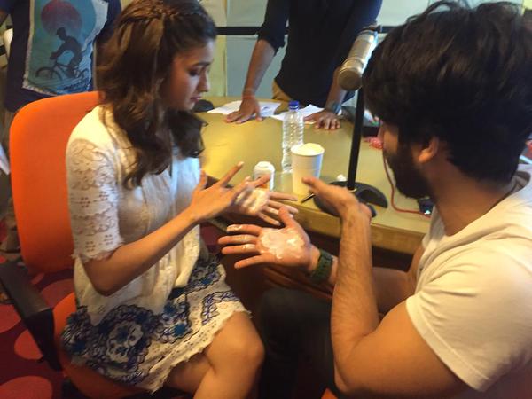 Shahid Kapoor & Alia Bhatt turn RJs