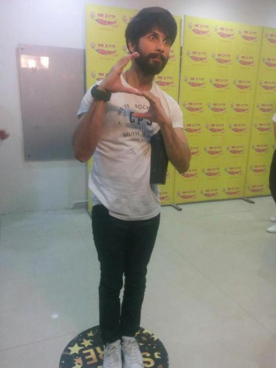 Shahid Kapoor & Alia Bhatt turn RJs