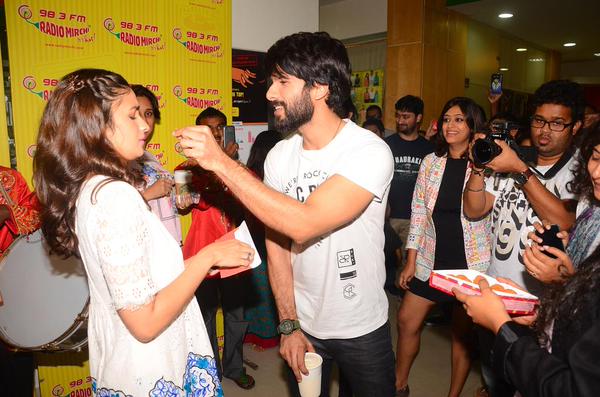 Shahid Kapoor & Alia Bhatt turn RJs