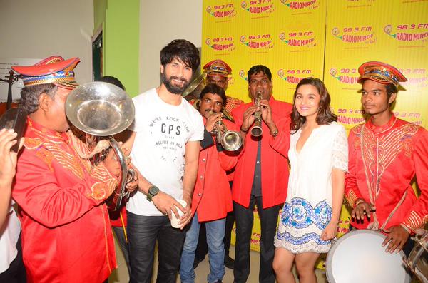 Shahid Kapoor & Alia Bhatt turn RJs