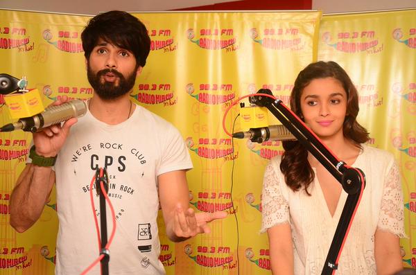 Shahid Kapoor & Alia Bhatt turn RJs