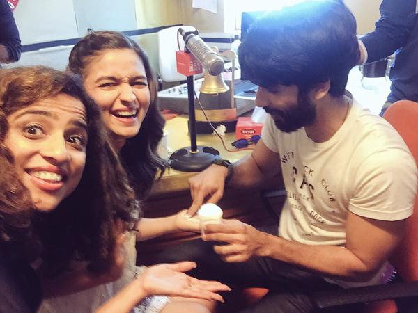 Shahid Kapoor & Alia Bhatt turn RJs