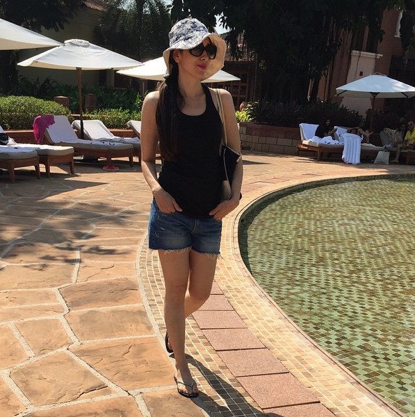 Karisma Kapoor's new obsession is her sunglasses!