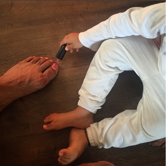 Nitara playing doll up with daddy Akshay Kumar.