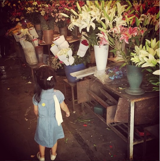 Twinkle Khanna posted this adorable picture of Nitara.