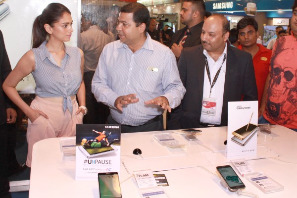 Aditi Rao Hydari with the organisers