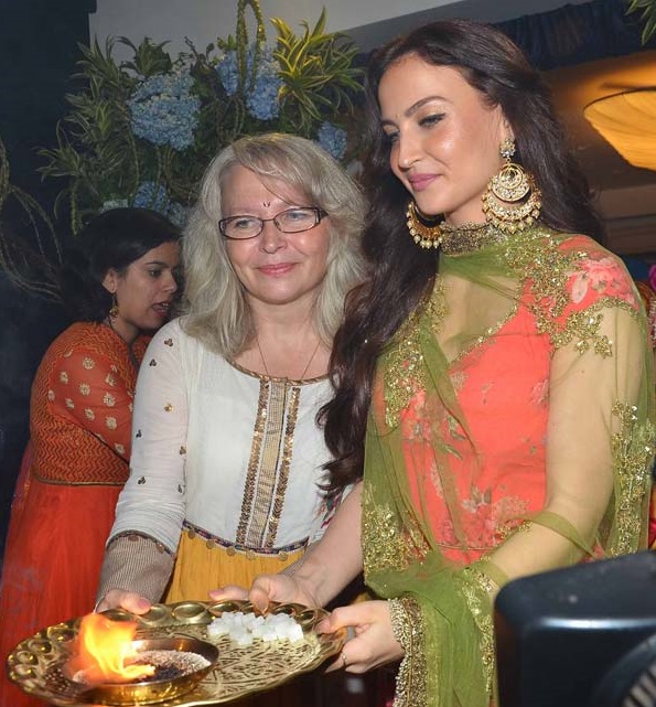 Elli Avram at Ganpati visarjan