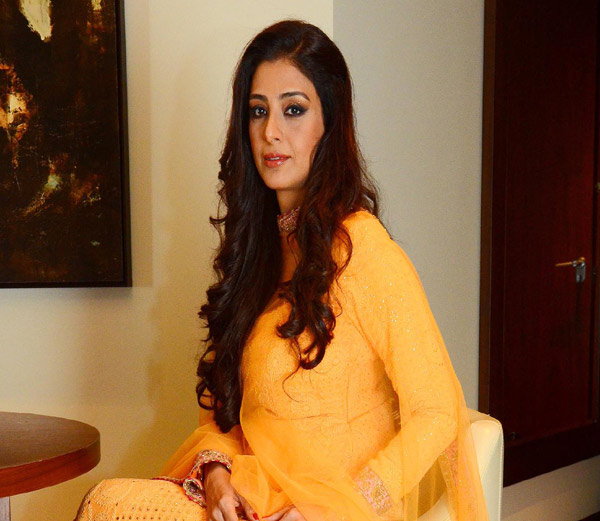 Tabu in yellow dress