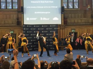 Shah Rukh Khan intoxicates Edinburgh with Lungi Dance