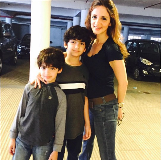 Adorable picture of Sussanne Khan with sons Hrehaan and Hridaan.