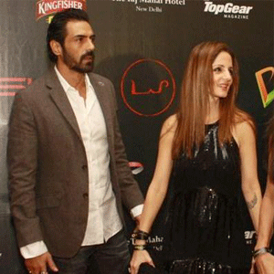 Arjun Rampal and Sussane Khan chilling together.