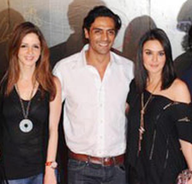 Arjun Rampal and Sussane Khan chilling together.
