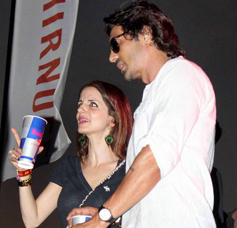 Arjun Rampal and Sussane Khan chilling together.