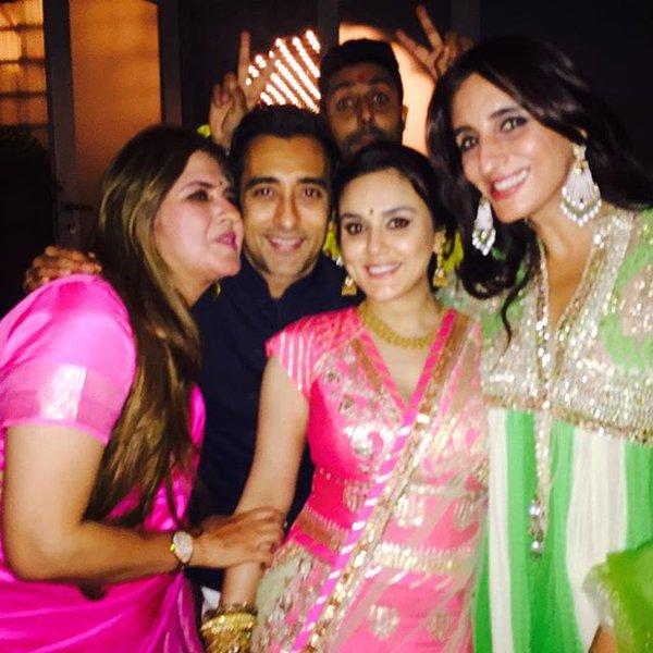 Abhishek Bachchan - photobombed