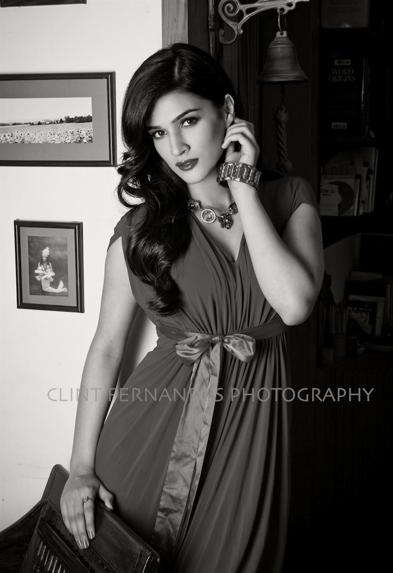 Kriti Sanon balck n white pic