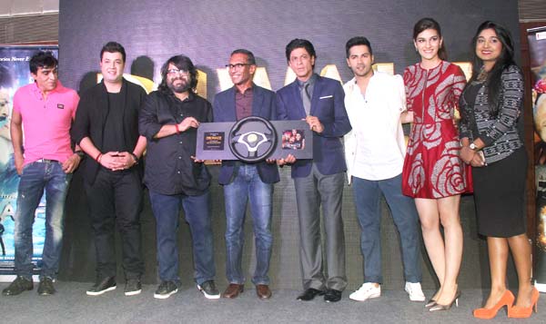 Pritam, SRK, Kajol, Varun Dhawan, Kriti Sanon, at Dilwale event