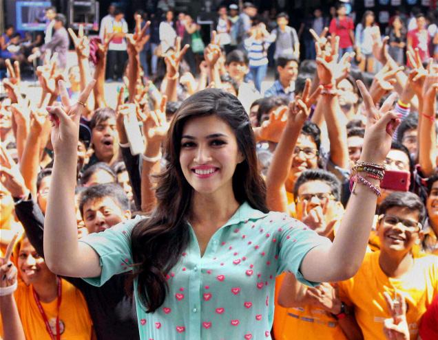 Watch - Kriti Sanon dances on beats of 'Saiyya' with college students