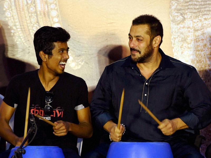 Salman Khan donates 1 cr to dharavi