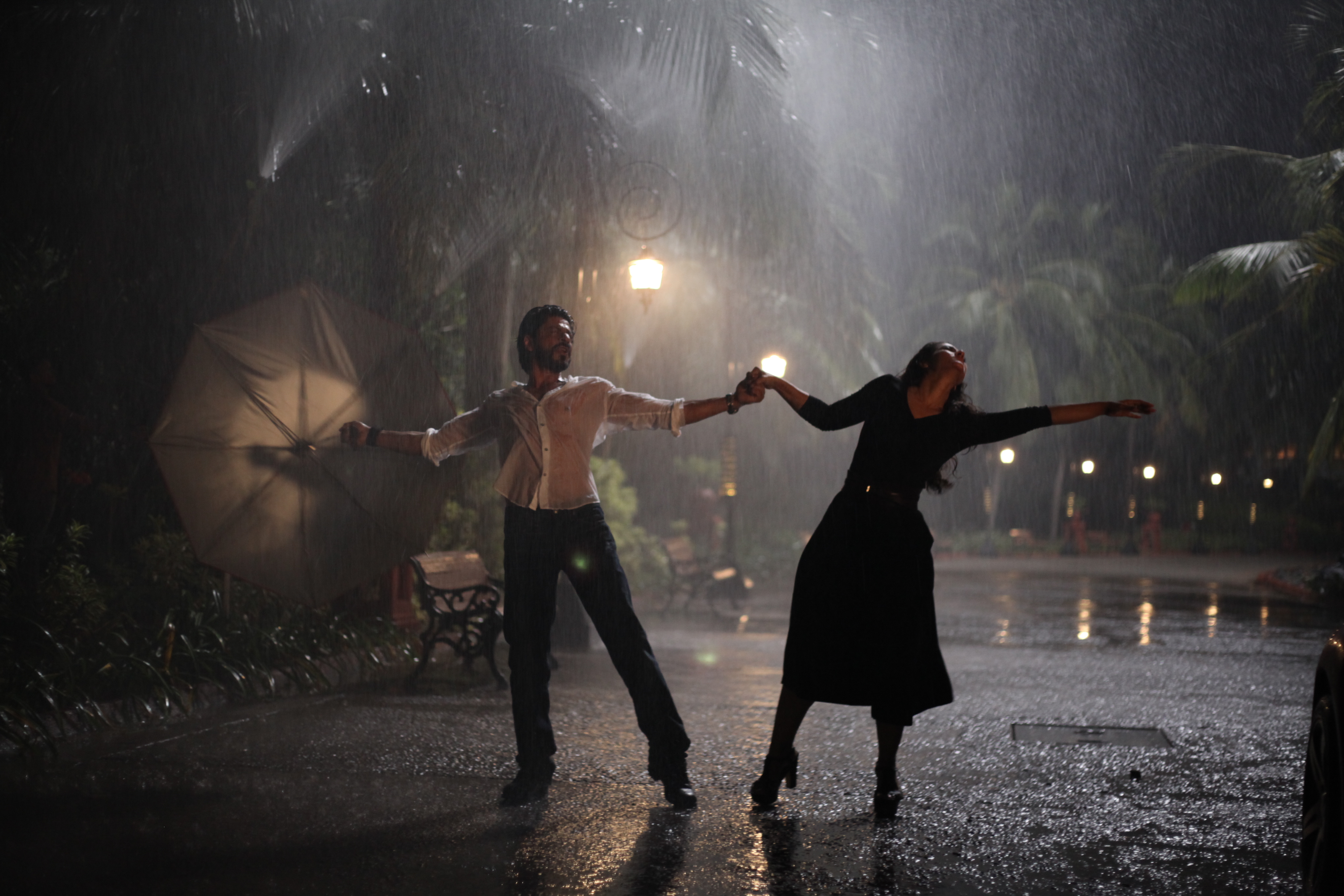 Shah Rukh Khan Kajol in Dilwale promo still